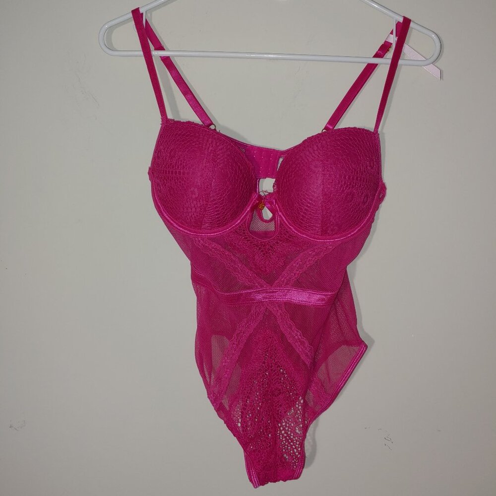 DAISY FUENTES Lace and Mesh Underwired Teddy Size M Fuchsia Pink NWOT